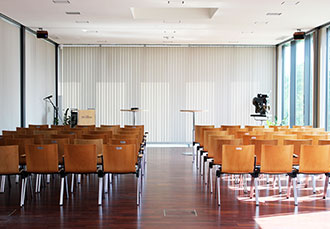 Der Raum besticht durch viel Licht und modernster Technik. Die Bestuhlung wird je nach Anlass individuell angepasst.